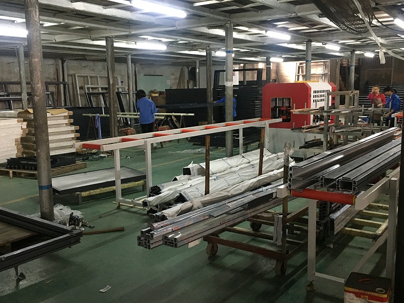 什么？你家的鋁合金門窗只要300元/平？年輕人，耗子喂汁！