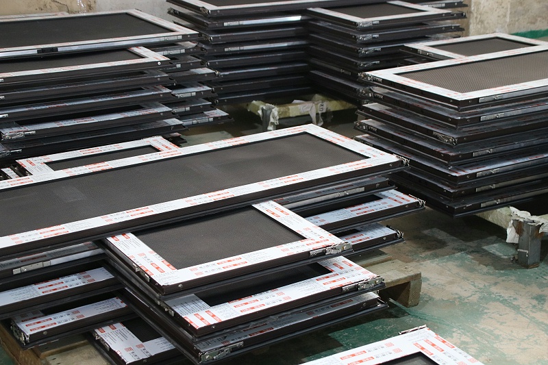 高樓層到底裝平開窗好還是裝推拉窗好？樓上樓高端門窗的解說讓人恍然大悟！