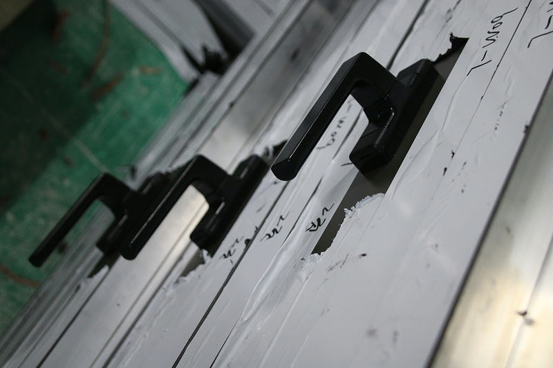 樓上樓高端門窗-鋁合金門多少錢一平米？